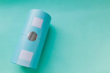 Tiffany mavi renk pastel arka planındaki kutuyu kapat. 