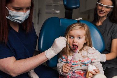 Tre sırasında ağzını açan güzel küçük kızın yakın çekimi.