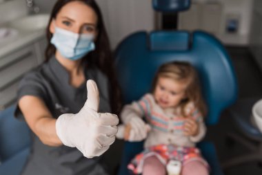 Sağlık, meslek, stomatoloji ve tıp konsepti - gülümseme