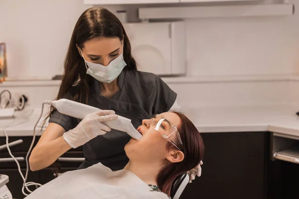 Ortodontista Que Faz Varredura Paciente Com Scanner Intra Oral Dental — Fotografia de Stock