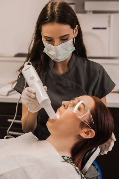 Orthodontist Scaning Patient Dental Intraoral Scanner Pros — Stock Photo, Image