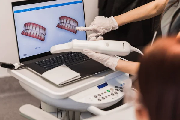 Zubař Používající Inovativní Ultrazvuk Pro Kontrolu Zubů — Stock fotografie