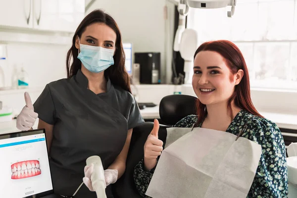 Ünlü Dişçi Kadın Dişlerinin Dijital Modelini Gösteriyor — Stok fotoğraf