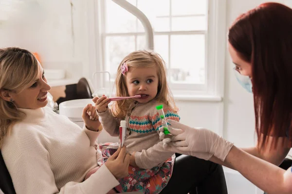 Ein Kind Mit Einem Zahnarzt Einer Zahnarztpraxis Mädchen Halten Eine — Stockfoto