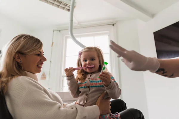 Ein Kind Mit Einem Zahnarzt Einer Zahnarztpraxis Mädchen Halten Eine — Stockfoto