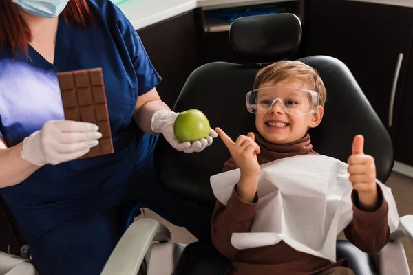 Jongetje Bij Pediatrische Tandartsstoel Lacht Lacht Weinig — Stockfoto