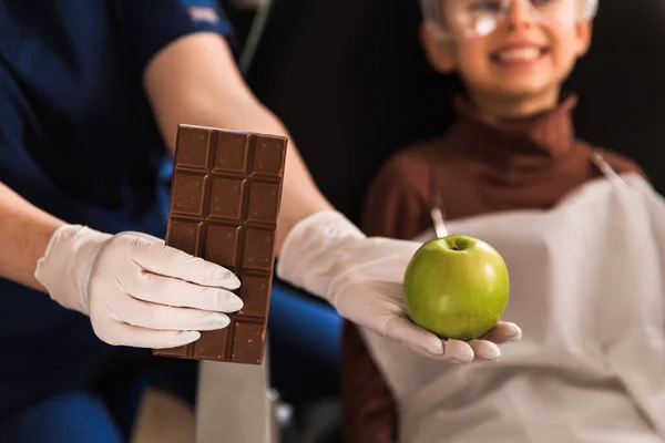 Beslissen Wat Kiezen Doctor Tandheelkundige Handen Met Chocolade — Stockfoto