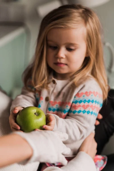 Маленька Дівчинка Тримає Руках Яблуко Стоматологічний Кабінет — стокове фото