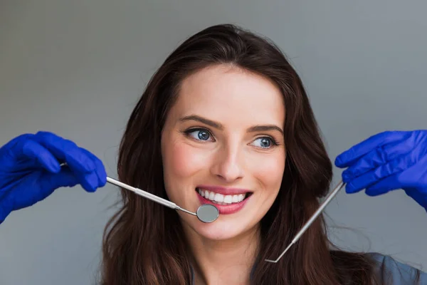Крупный План Молодой Женщины Проверкой Зубов — стоковое фото