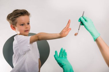 Dişçi doktorlar aynayla el ele tutuşur. Diş hekimindeki korkmuş çocuk. 