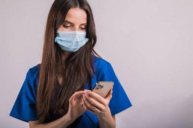 Gülümseyen mutlu kadın stajyer doktor telefon görüşmesi yapıyor.,