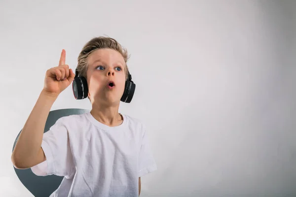 Pequeño Niño Feliz Años Edad Vistiendo Cabecera Blanca Camiseta — Foto de Stock