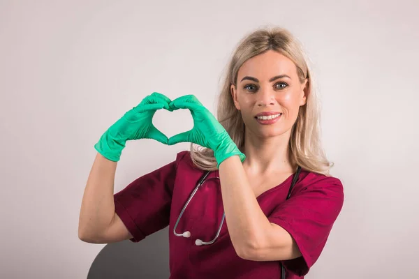 Женщина Медсестра Руки Латексной Перчатке Показывает Символ Сердца — стоковое фото