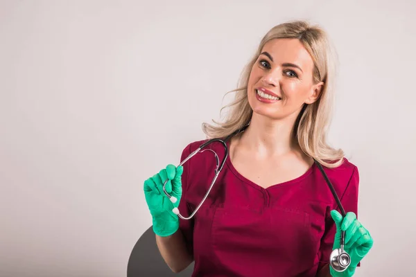 Porträtt Ung Kvinnlig Läkare Sjuksköterska Tittar Kameran — Stockfoto