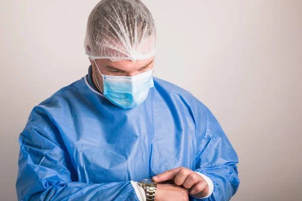 Knappe Dokter Medisch Uniform Controle Van Het Tijdstip — Stockfoto