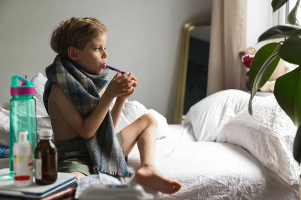 Su çiçeği olan küçük çocuk, ilaç içiyor..