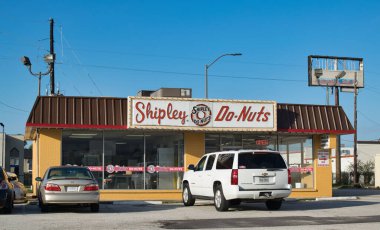 Houston, Texas USA 11-12-2021: Shipley Do-Nuts, Houston, TX 'in dış ve park alanı. Güney Amerika çöreği ve kahve dükkanı zinciri..