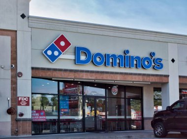 Houston, Texas USA 11-12-2021: Houston, TX 'in dışındaki Domino' s Pizza binası. 1960 'ta kurulan çok uluslu pizza restoranları zinciri..