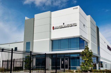 Houston, Texas USA 12-05-2021: Houston, TX 'in dışındaki Door Clearance Center ofis binası. Kapı ve dolap üreticisi ve dağıtımcısı.