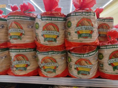 Houston, Teksas ABD 01-06-2022: Guerrero marka mısır tortillaları süpermarket raflarında paketlendi. Taco yapmak için İspanyol yemeği malzemesi..