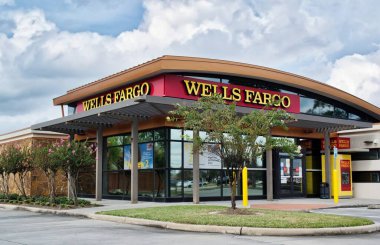 Houston, Teksas ABD 12-05-2021: Wells Fargo Bankası Houston, Teksas 'ta yer almaktadır. 1852 'de San Francisco, Kaliforniya' da kuruldu. Dünyanın en büyük bankalarından biri..