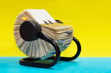Rolodex dosya düzenleyicisi Renkli düz bir arkaplan üzerinde kopyalama alanı ile açık oturuyor.