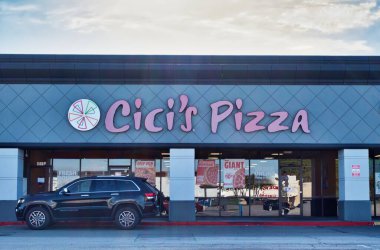Houston, Texas USA 12-24-2021: Houston, TX 'teki Cicis Pizza restoranı. Aile dostu perakende zinciri 1985 yılında Plano, Teksas 'ta kuruldu..