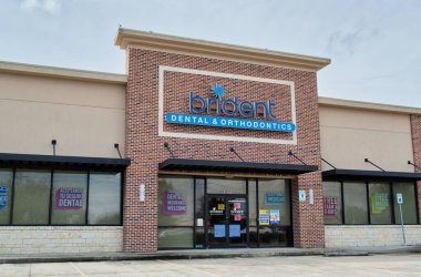 Houston, Teksas ABD 12-05-2021: Houston, TX 'in dışındaki Brident diş ve ortodonti ofis binası. Sağlık ve Sıhhat yerel iş zinciri.