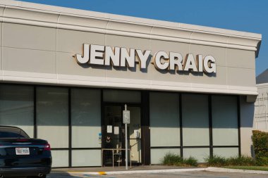 Houston, Teksas ABD 09-23-2022: Jenny Craig zayıflama kliniği dış bina ve bir Houston, TX alışveriş merkezi otoparkı.