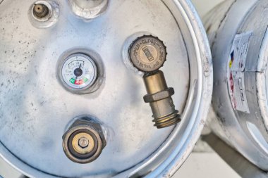 Houston, Teksas ABD 09-18-2022: Sıvı petrol silindirleri propan seviyesi göstergesi ve nozül eklentileriyle üst kapak.