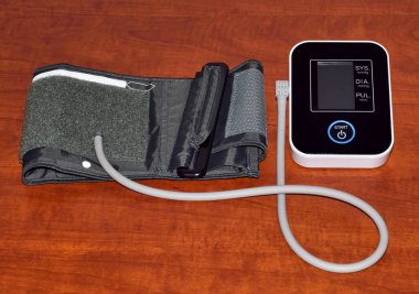 Hastalardaki kan basıncını ölçmek için kullanılan Sphygmomanometer tıbbi cihazı. Doğrudan yukarıdan bakıldığında, hiç kimse.
