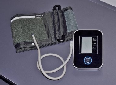 Masada oturan hastalarda kan basıncını ölçmek için kullanılan Sphygmomanometer tıbbi cihazı. Doğrudan yukarıdan bakıldığında, hiç kimse.