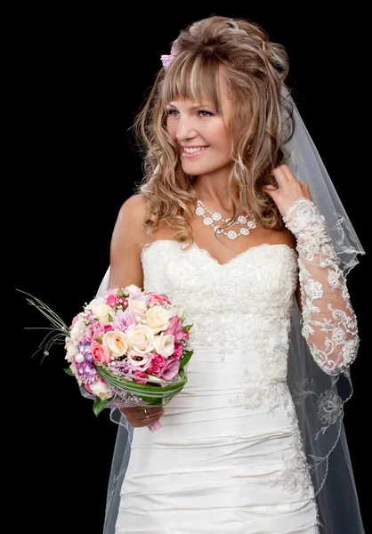 Heureuse belle mariée sur fond noir avec bouquet de mariage — Photo