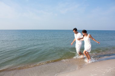 tropik sahilde çalışan genç bir çift