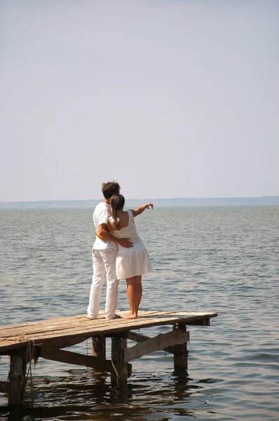 Junges Paar auf einer Seebrücke — Stockfoto
