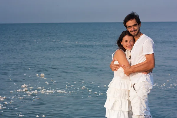 Портрет молодой пары в белой одежде в море — стоковое фото