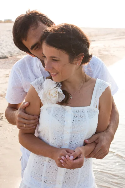 在海中穿白衣服的年轻夫妇 — 图库照片