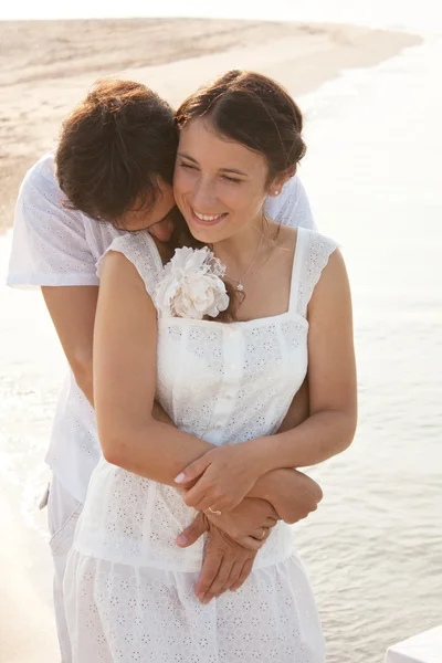 Pareja joven en ropa blanca en el mar —  Fotos de Stock