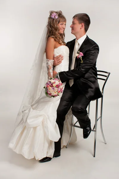 Felices recién casados en el estudio —  Fotos de Stock