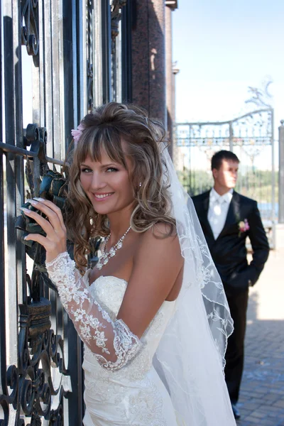 La belle mariée souriante à l'extérieur — Photo