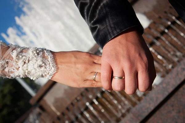 Close-up Holding Hands dengan Cincin Pernikahan — Stok Foto