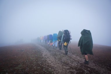 Sisin kaybolan trençkotlar turist grubu