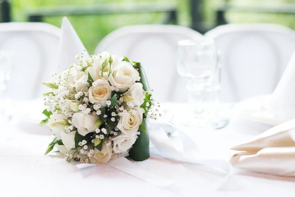 El ramo de boda sobre la mesa —  Fotos de Stock