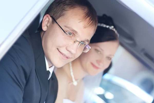 車の中で結婚式のカップル — ストック写真