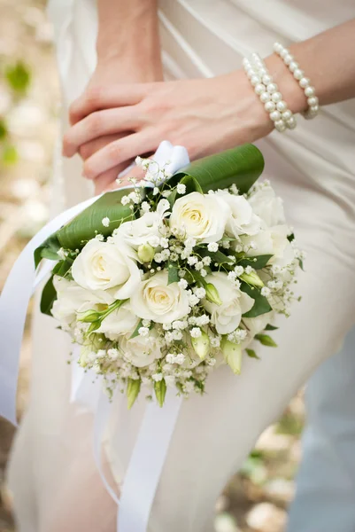 Wedding bouquet is in the hands of fiancee — Stock Photo, Image