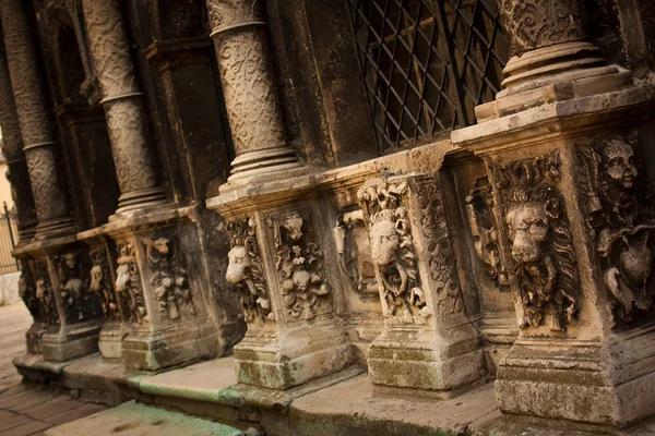Repeating stone columns with lions — Stock Photo, Image
