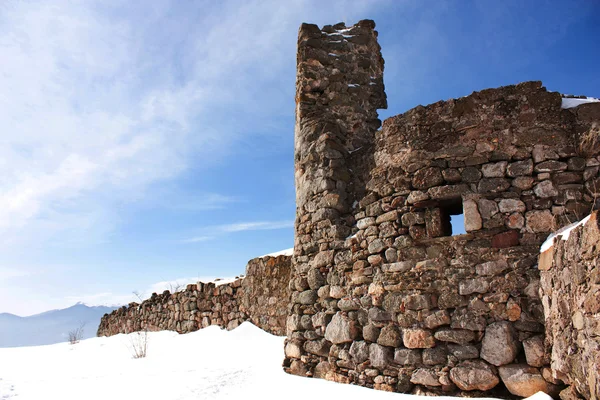 Ruínas da fortaleza na neve — Fotografia de Stock