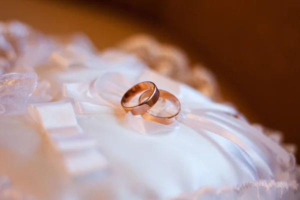 Gold wedding rings on the pincushion — Stock Photo, Image