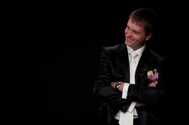 siyah zemin Studio gülümseyen adam