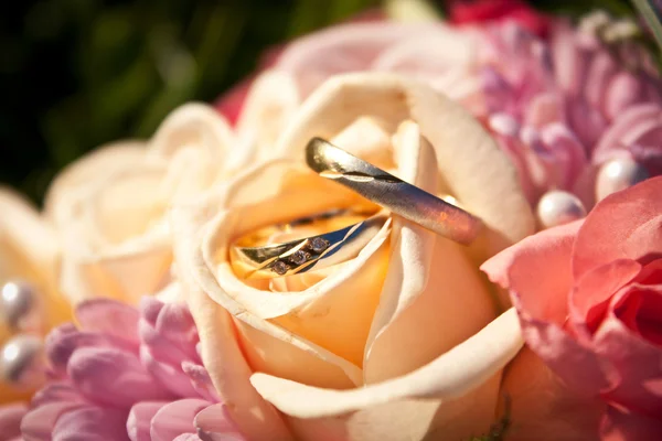 Anillos de boda en un ramo de bodas —  Fotos de Stock